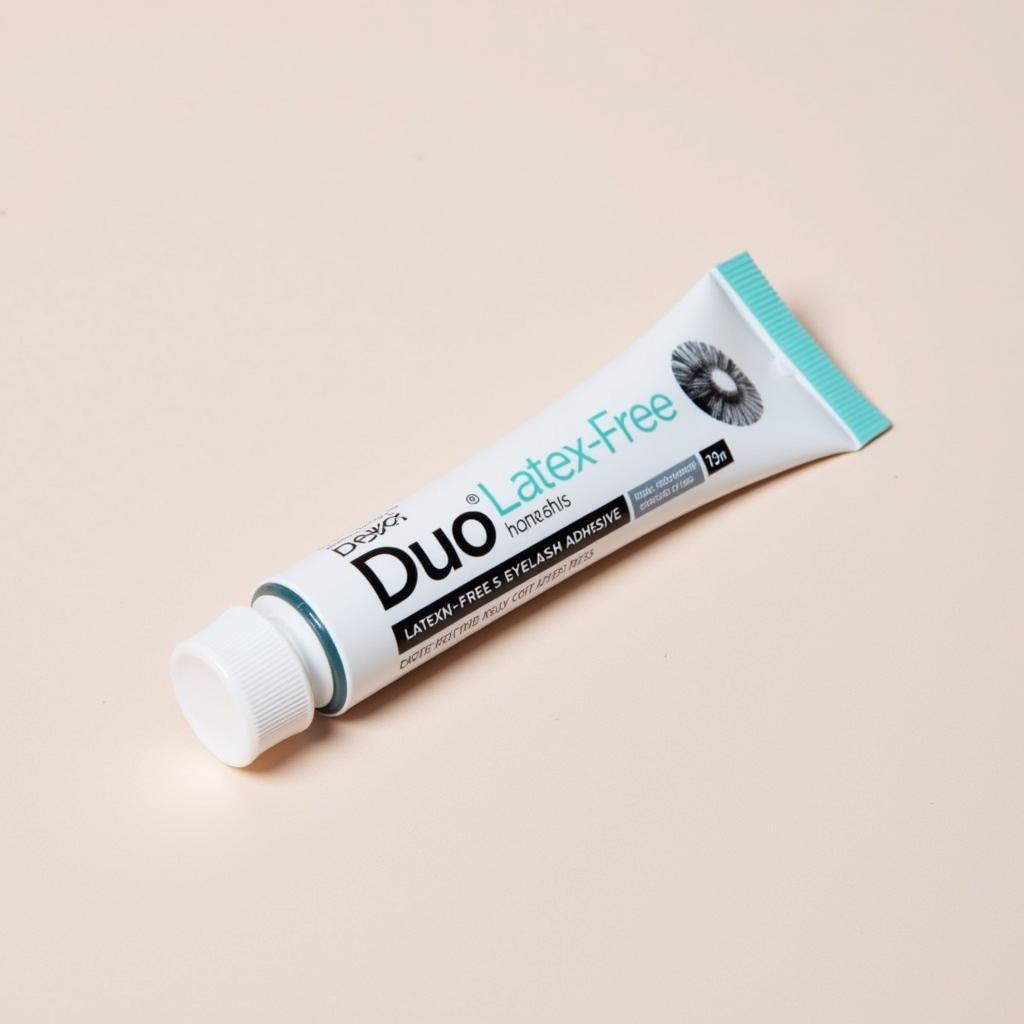 Duo Latex-Free Eyelash Adhesive for Sensitive Eyes