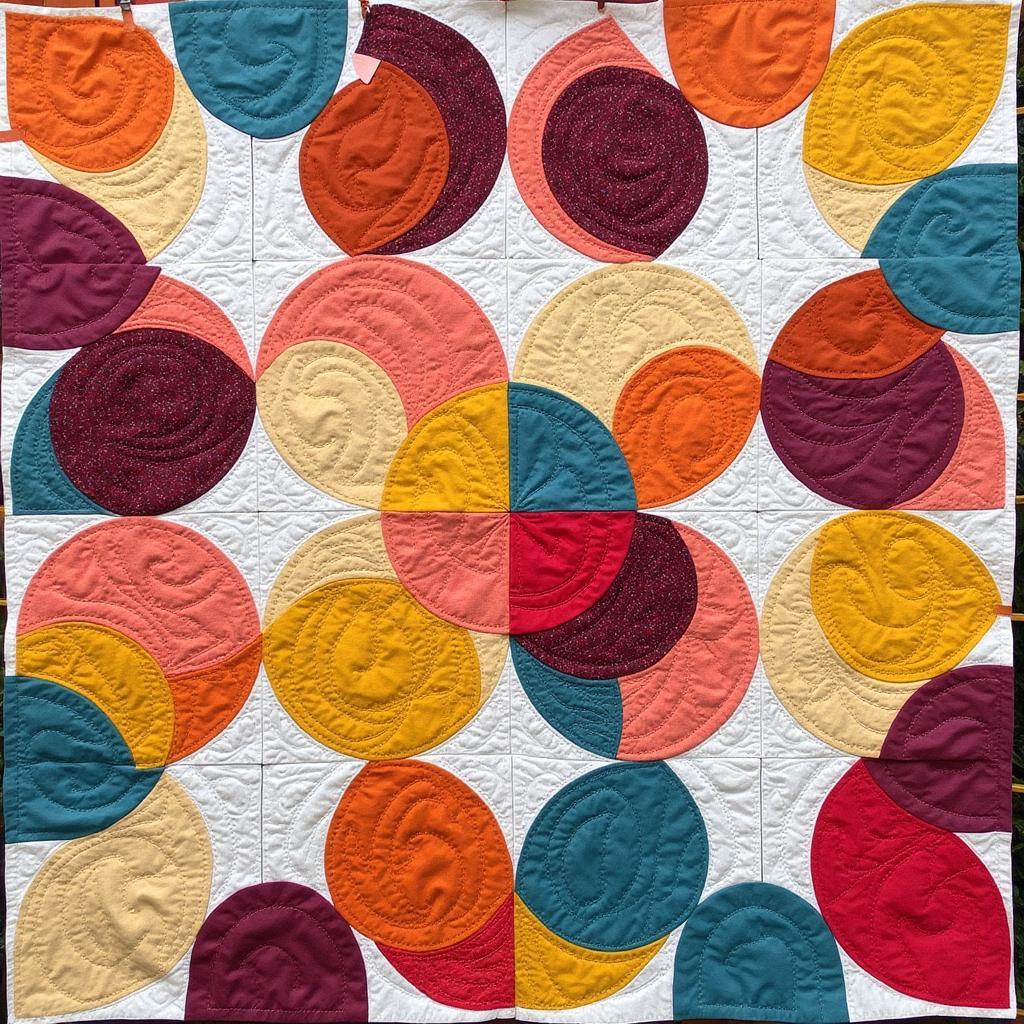 Modern Circle Quilt Pattern Displaying Vibrant Colors and Intricate Stitching